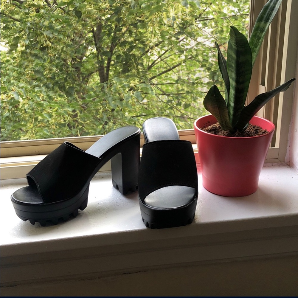 Brand NEW sandal high heels